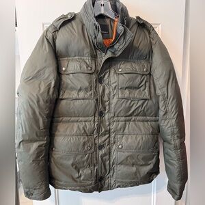 Banana Republic Men's Olive Green Puffer Jacket
Size Medium
